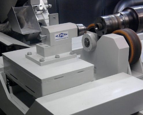Bandschleifmaschine mit Getriebestütze und Zentrierspitzen zur Bearbeitung von Radsatzwellen (SLFBS - 4000) Schienen & Fahrzeugtechnik