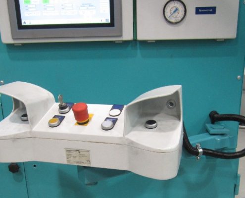 Bürstmaschine für das Entgraten von Grifflöchern an Kopfringen zum manuellen Beschicken (GBM-M-150-205) KEG - Fertigung